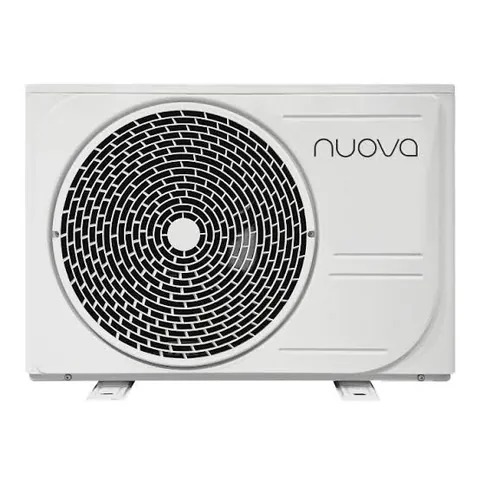 Nova duosplit 7,0 kW incl. installatie – witte Nuova buitenunit voor airconditioning met groot rond ventilatorrooster aan de linkerkant
