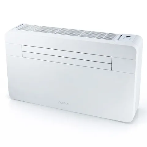 Nuova Polar Plus 2,5 kW – witte wandairconditioner op een effen achtergrond