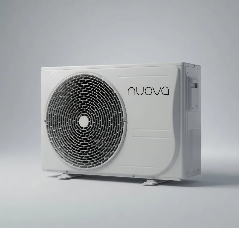 Professionele plug-and-playset 5 kW – witte Novaa airconditioner met grote zwarte ventilator op een lichtgrijze achtergrond