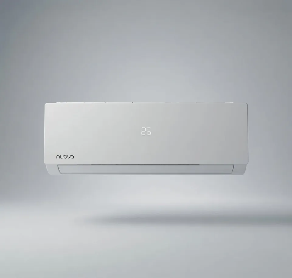 Professionele plug-and-playset 5 kW – witte wandairconditioner op een lichtgrijze achtergrond